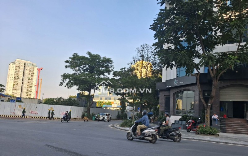 Bán gấp tòa nhà VP kđt Nam Trung Yên, DT 127 m2 7T mặt tiền 9m dòng tiền khủng